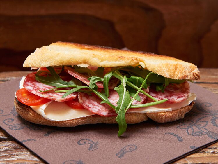 33Toast_salame_piattone_pomodoro_rucola_1.jpg